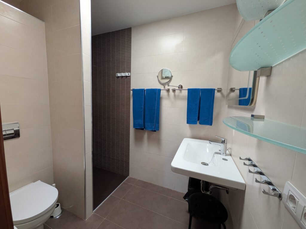 Baño moderno y funcional en Casa del Sol, alojamiento 15D muy equipado.