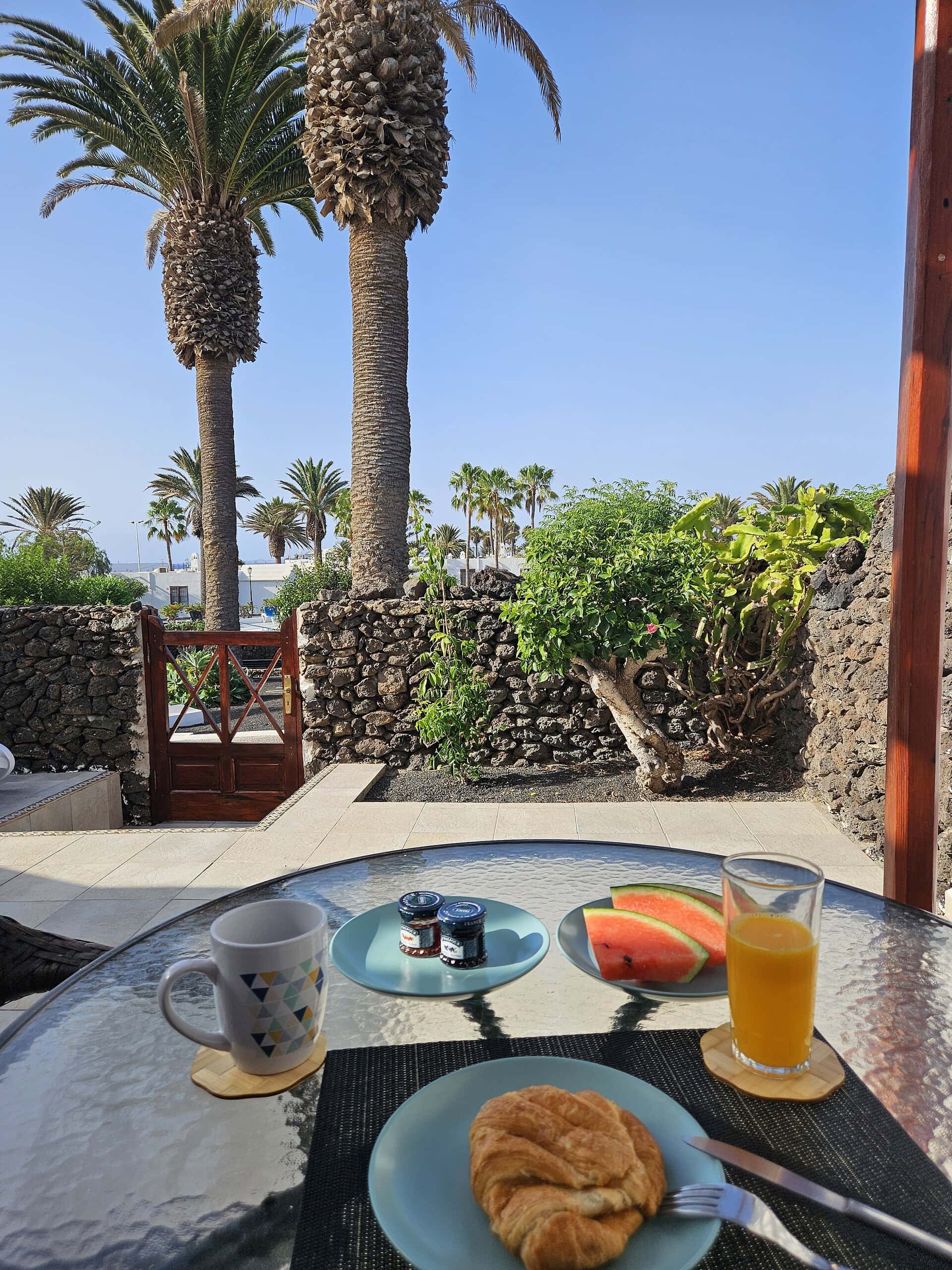 Vista de la piscina y palmeras en Casas del Sol, Tenerife.