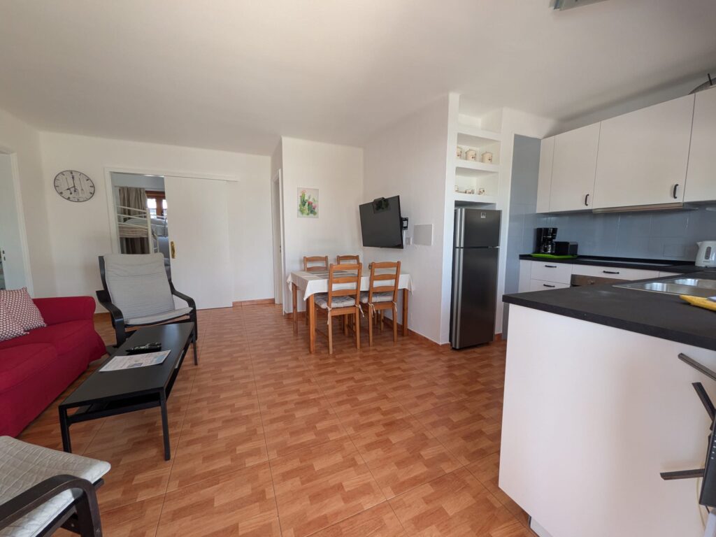 Interior de apartamento familiar en Casas del Sol, con cocina y zona de estar.