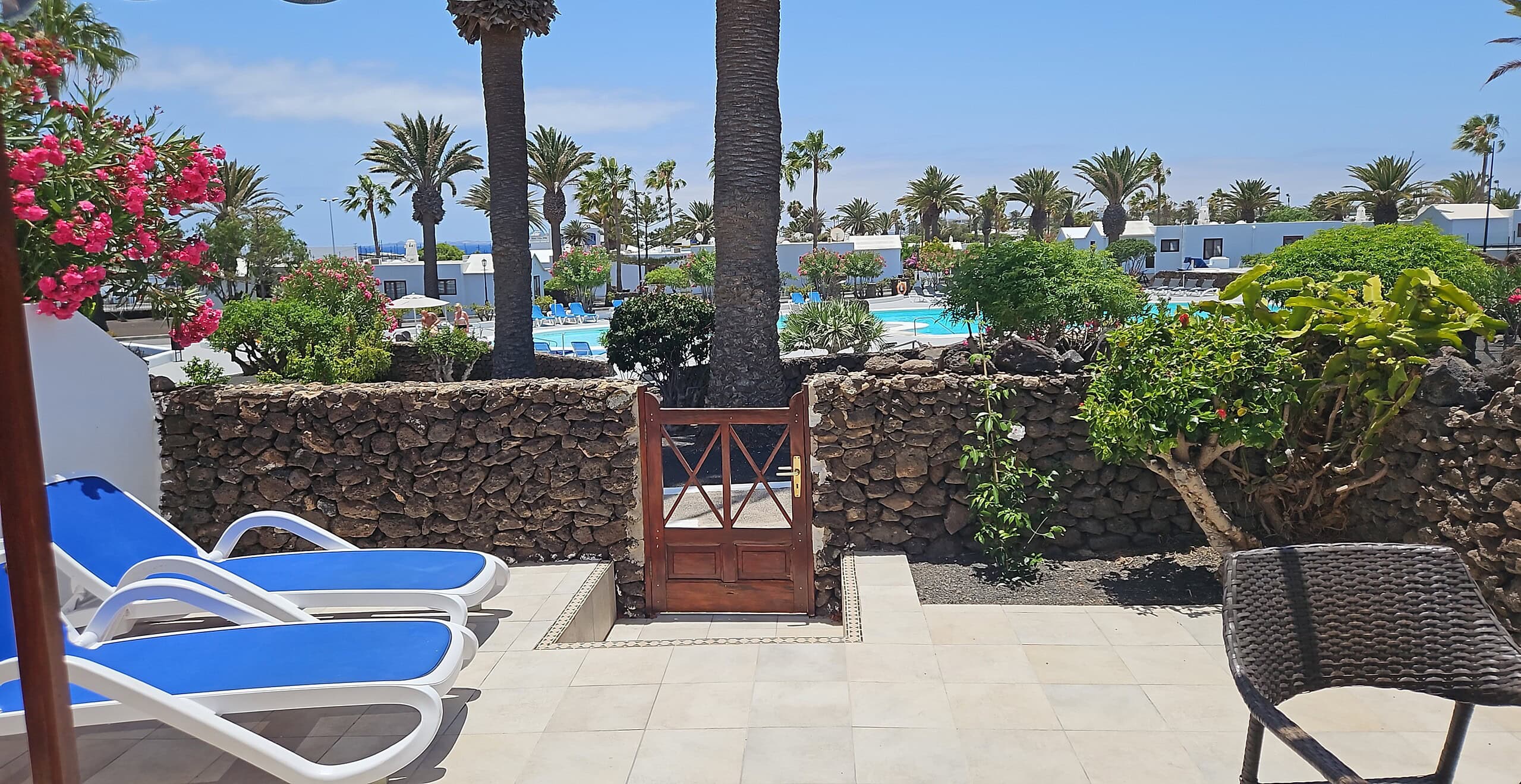 Vista de la piscina y zona exterior en Casas del Sol.