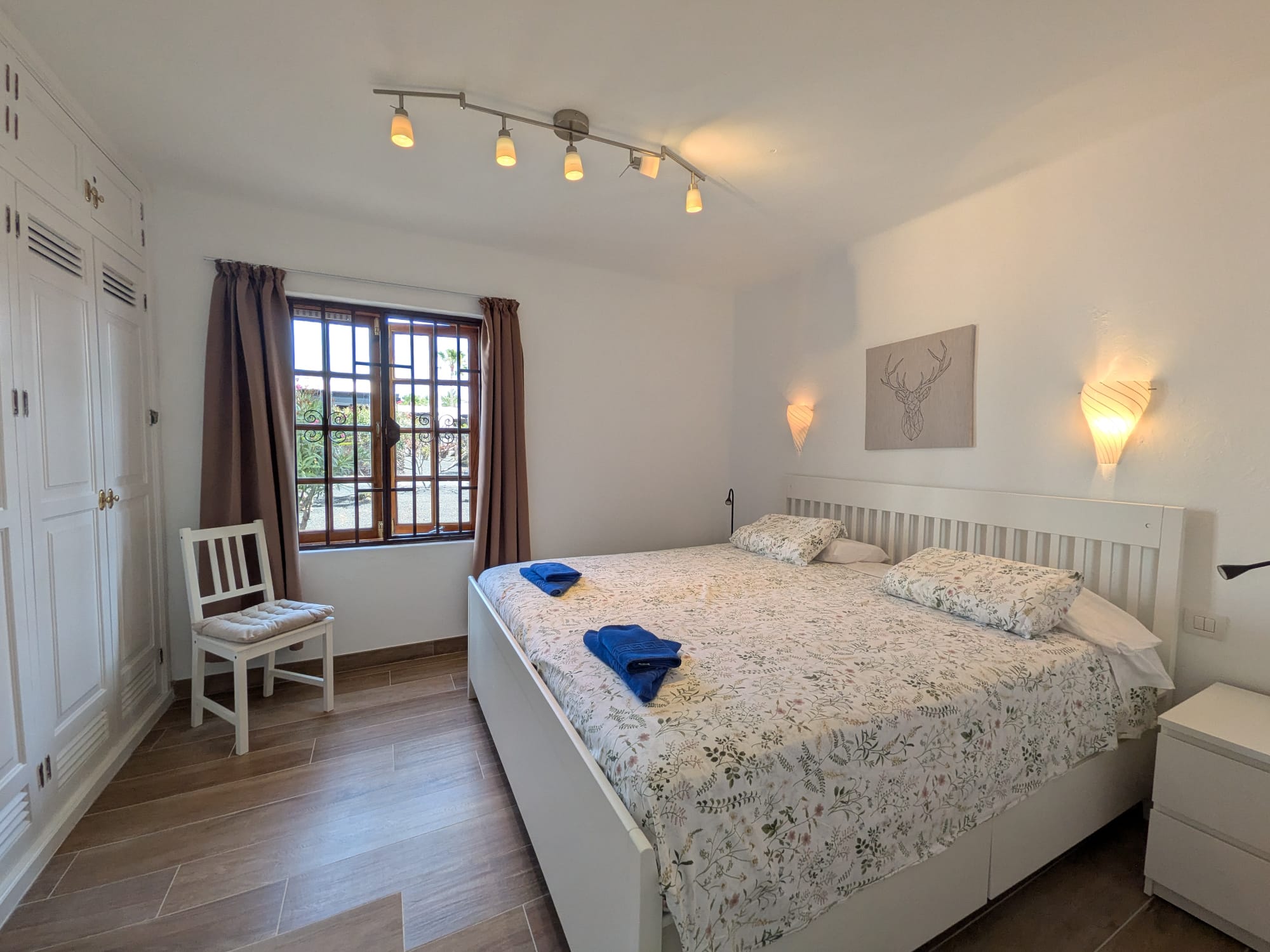 Habitación moderna y luminosa en Casas del Sol, con cama doble y decoración sencilla.