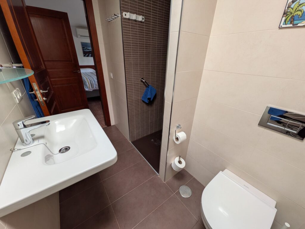 Baño moderno y funcional en alojamiento 15D en Casas del Sol.