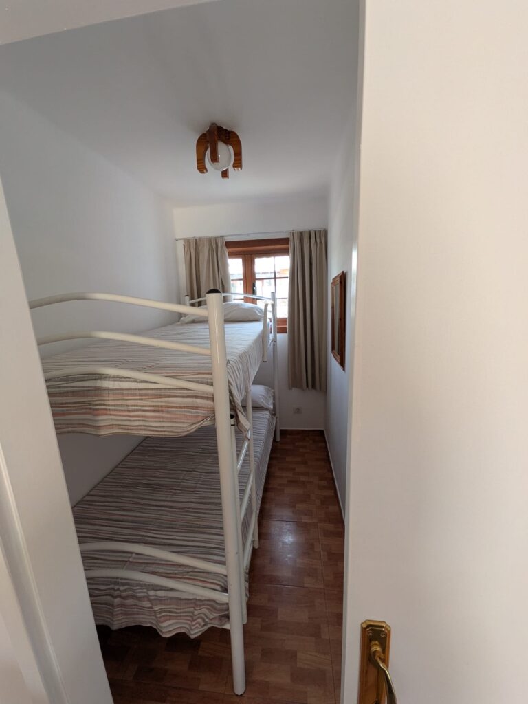 Habitación con literas y ventana en Casas del Sol, alojamiento familiar.