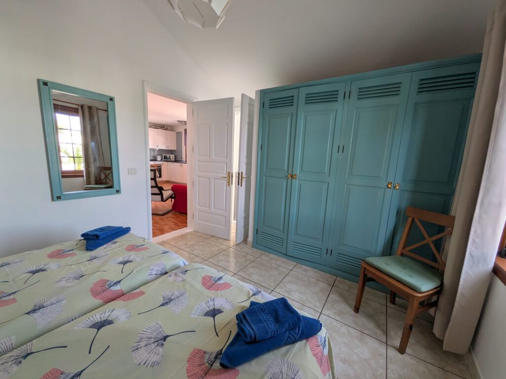 Habitación luminosa con armario grande y cama doble en Casas del Sol.