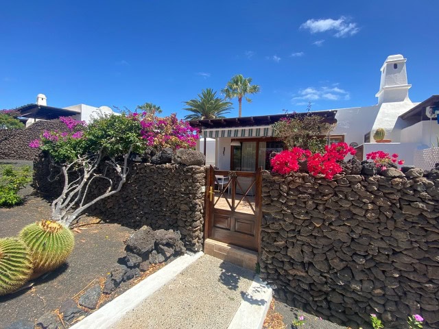 Casa del Sol, charming accommodation in Lanzarote, with sea views and tropical gardens.