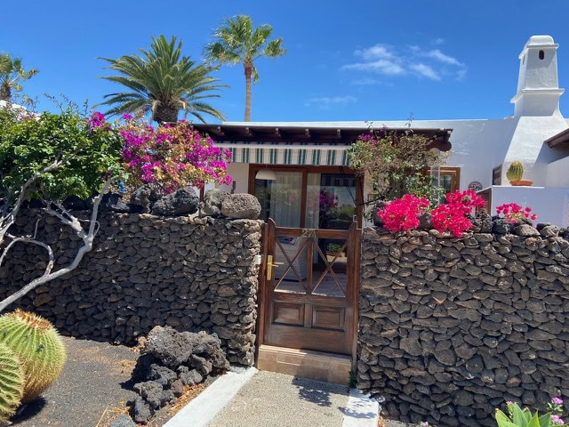 Casa del Sol, accommodation in Lanzarote with garden, pool and sea views.